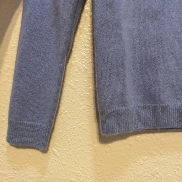 Philosophy 100% Cashmere Light Blue and White London Sweater - Picture 5 of 7